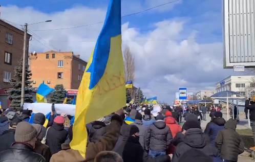 В Новой Каховке устроили патриотический митинг.
