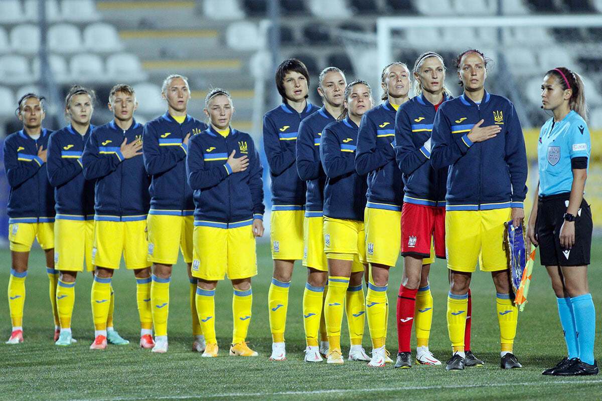 Українські футболістки співають гімн.