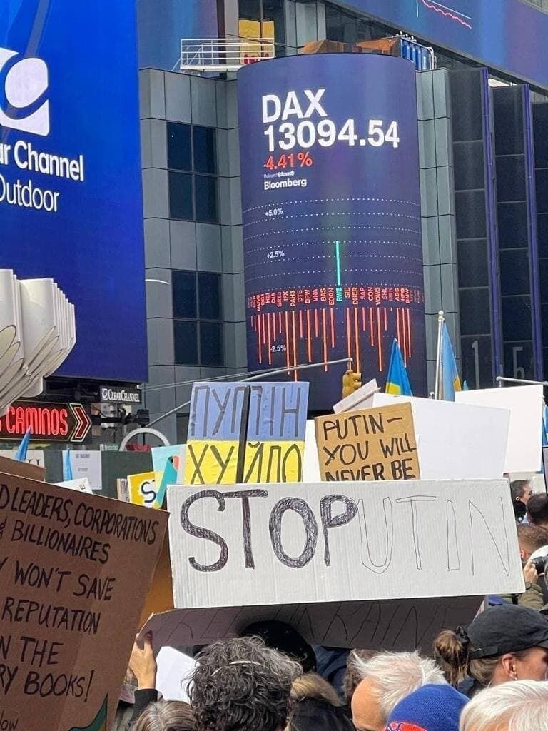 Мітингувальники вимагають зупинини Путіна