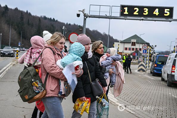 Українки з дітьми пішки перетинають кордон