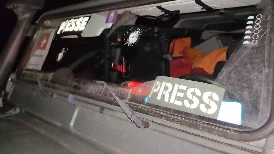 Окупанти обстріляли автомобіль журналіста зі Швейцарії, на якому були очевидні позначки "Press". Фото