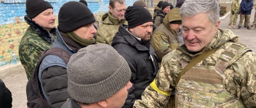 Порошенко передал оружие и снаряжение батальону теробороны "Скиф" в Василькове