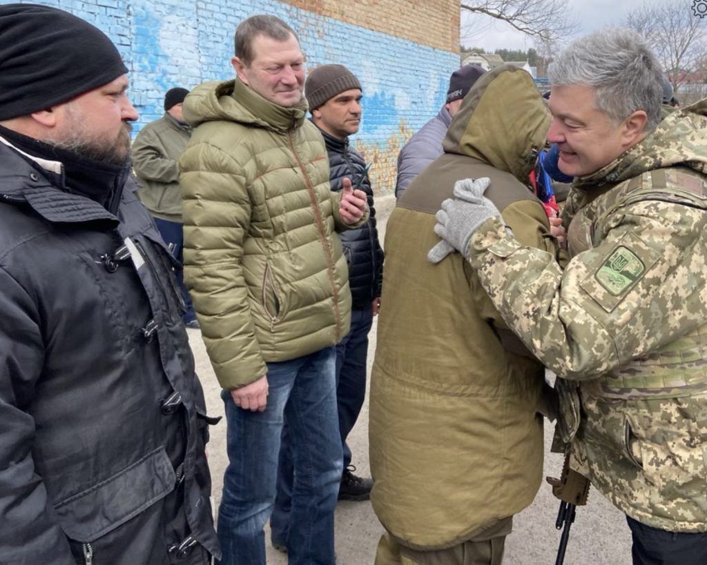 Порошенко передал оружие и снаряжение батальону теробороны "Скиф" в Василькове