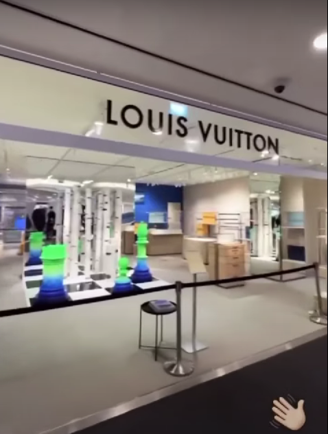 Пустой магазин Louis Vuitton