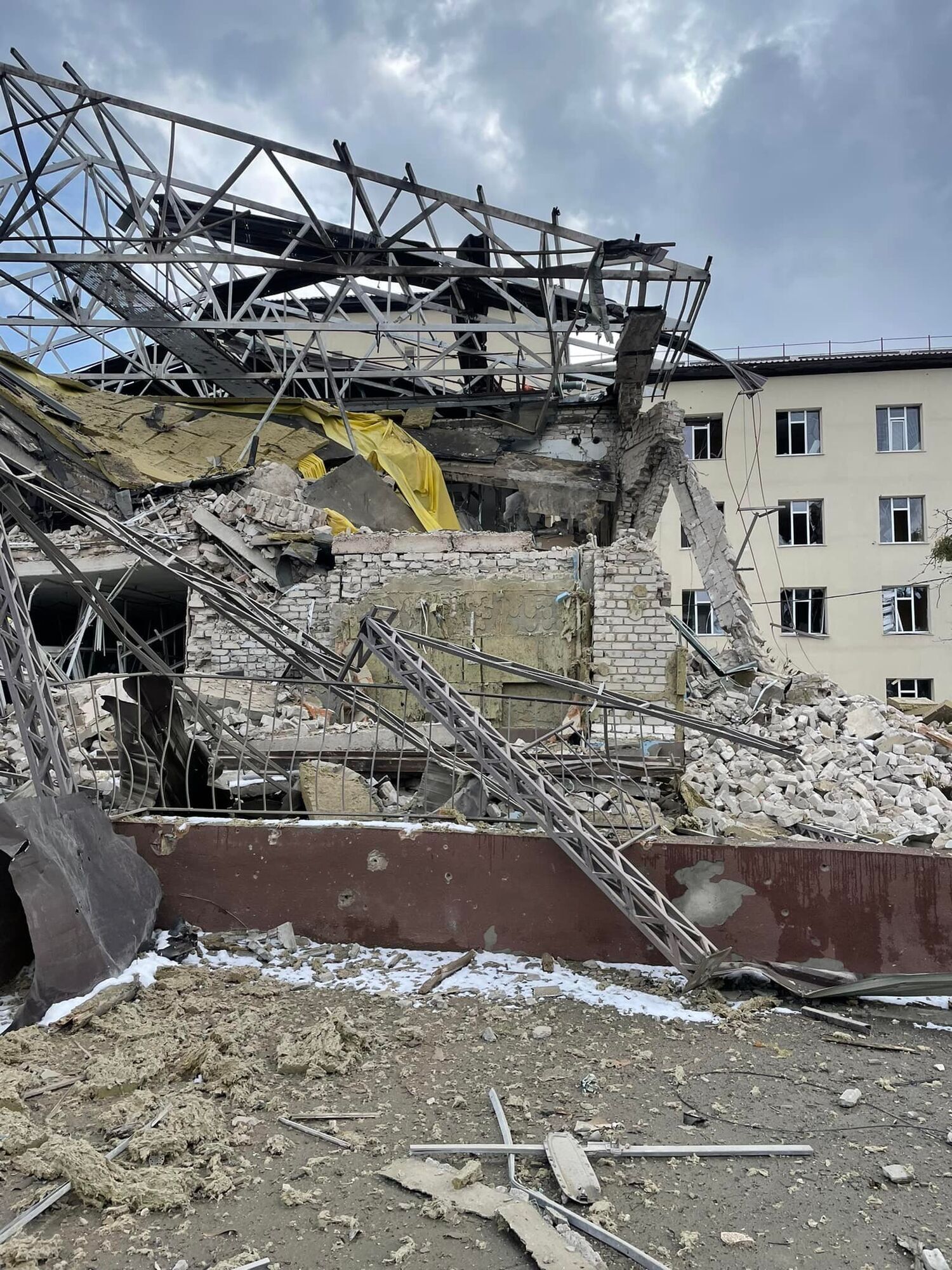 Люди выбирались из-под завалов: российские оккупанты полностью разрушили больницу в Изюме. Фото и видео
