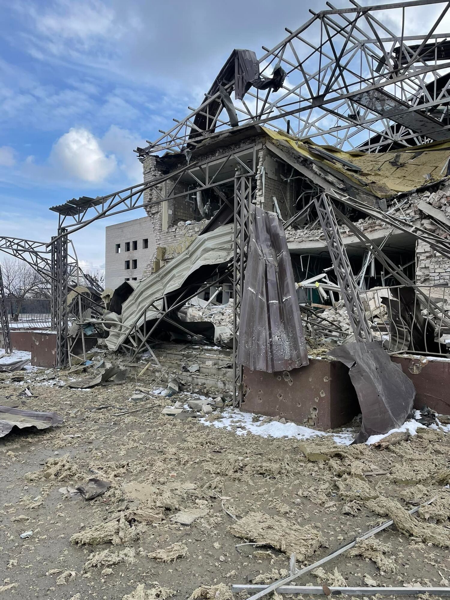 Люди выбирались из-под завалов: российские оккупанты полностью разрушили больницу в Изюме. Фото и видео