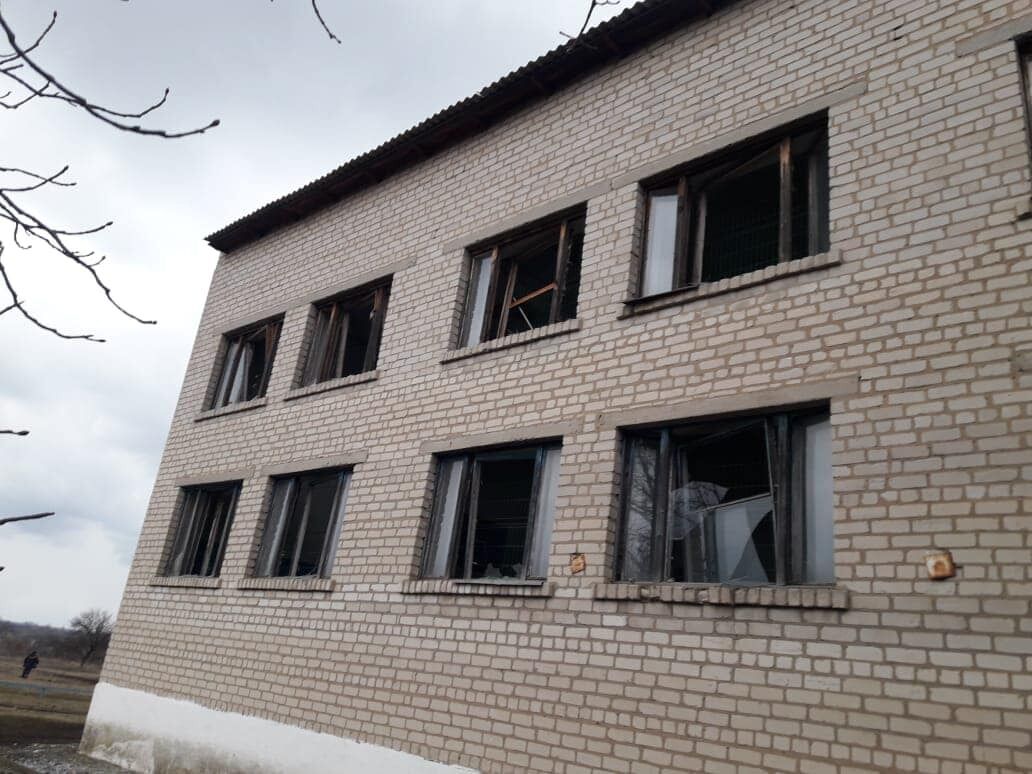 Оккупанты ударили ракетой по школьному стадиону на Днепропетровщине. Фото