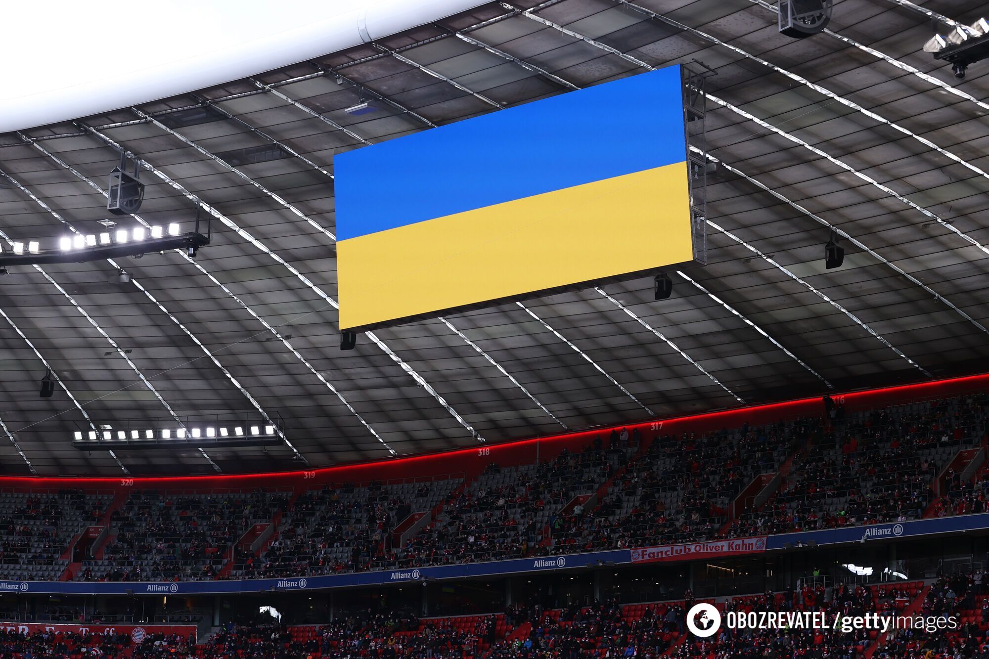 Флаг Украины на табло стадиона в Мюнхене.