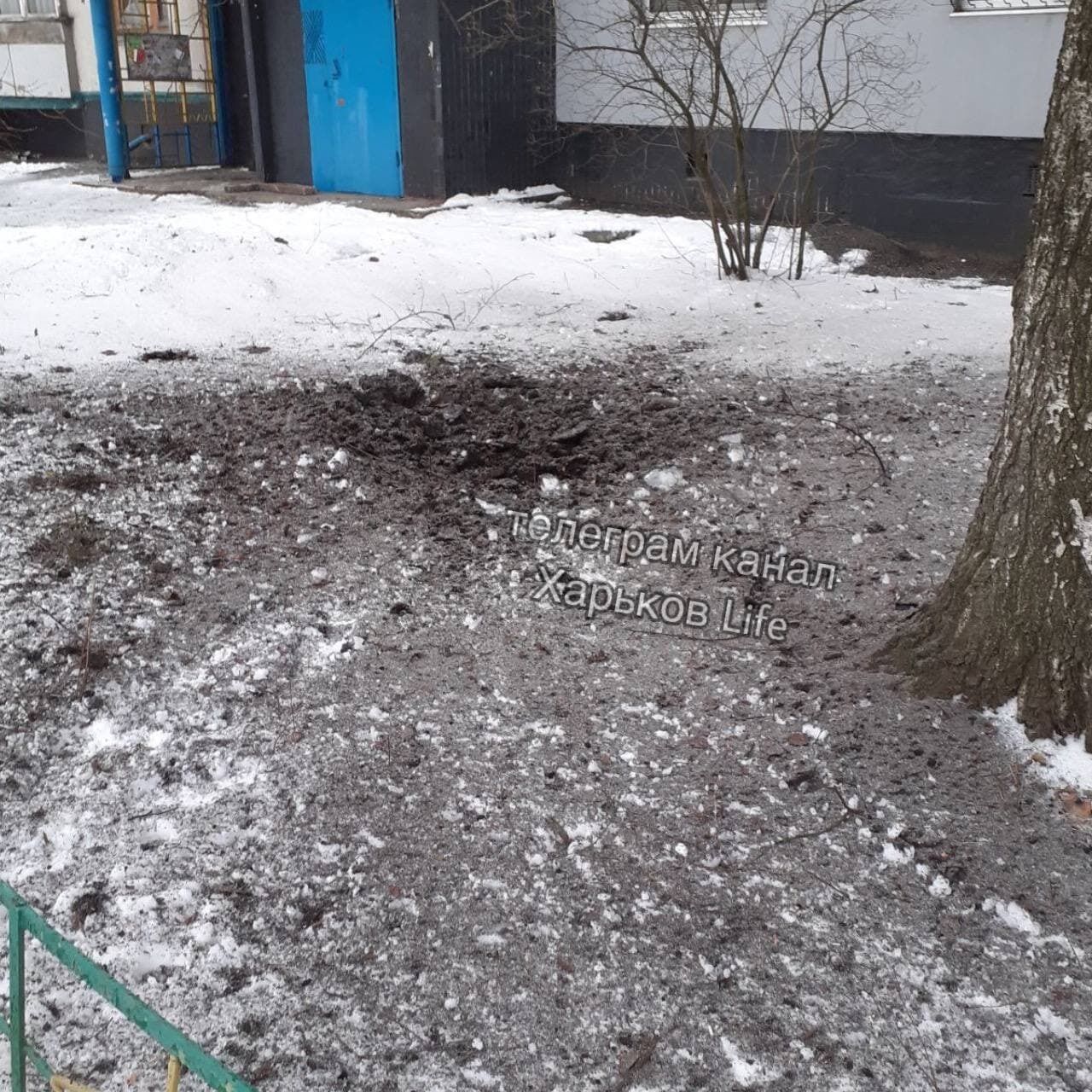 Наслідки обстрілу житлового будинку на Амосова.