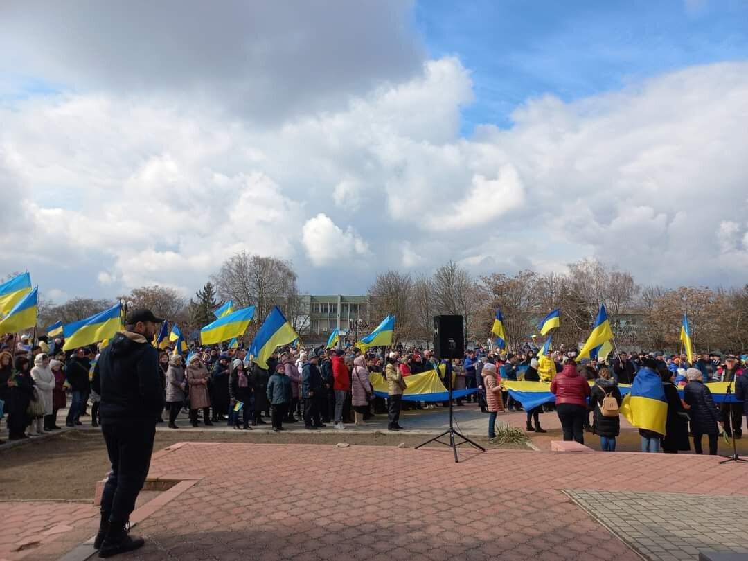 В Олешках мирні жителі протестують проти російських нацистів.