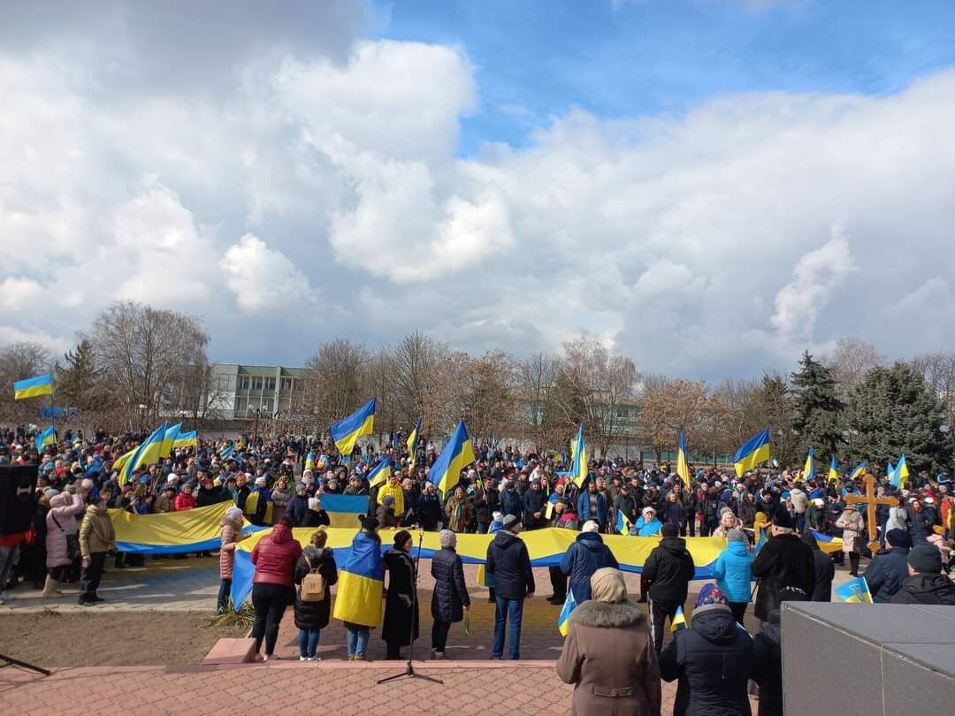 Мирні жителі із Олешок вийшли на мітинг проти російських окупантів.