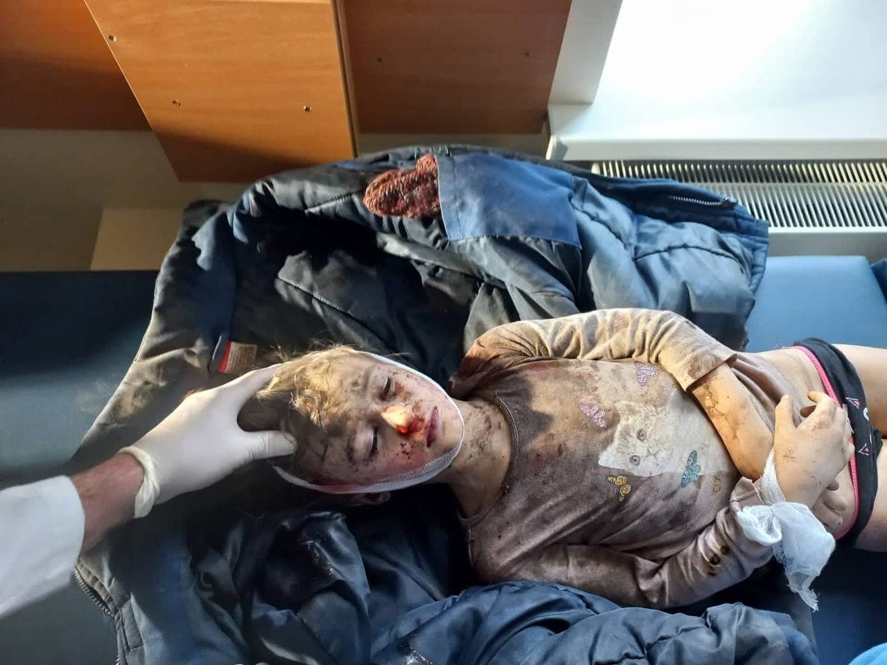 В Мариуполе оккупанты убили 6-летнюю девочку: мама также погибла, спасая ребенка