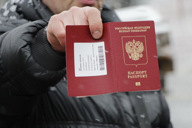 "Не слухайте Путіна, він маразматик": у Дніпрі чоловік на майдані спалив свій російський паспорт. Фото
