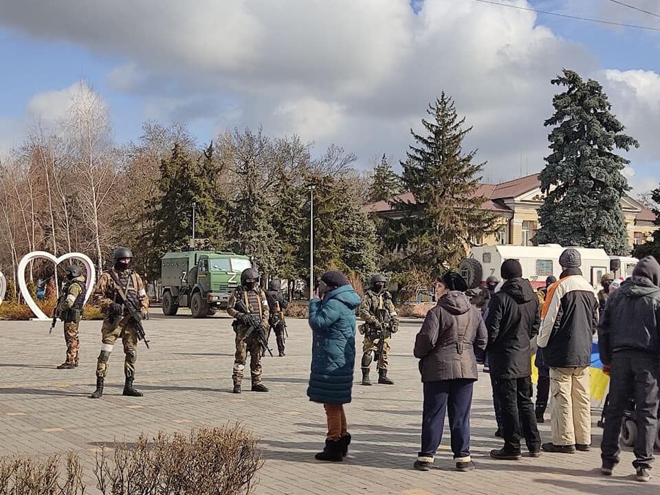 Російські військові зайшли до Скадовська на Херсонщині: люди влаштували протест і женуть окупантів. Фото і відео
