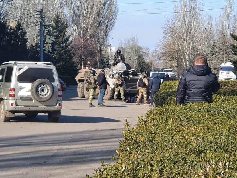 Российские военные зашли в Скадовск на Херсонщине: люди устроили протест и гонят оккупантов. Фото и видео