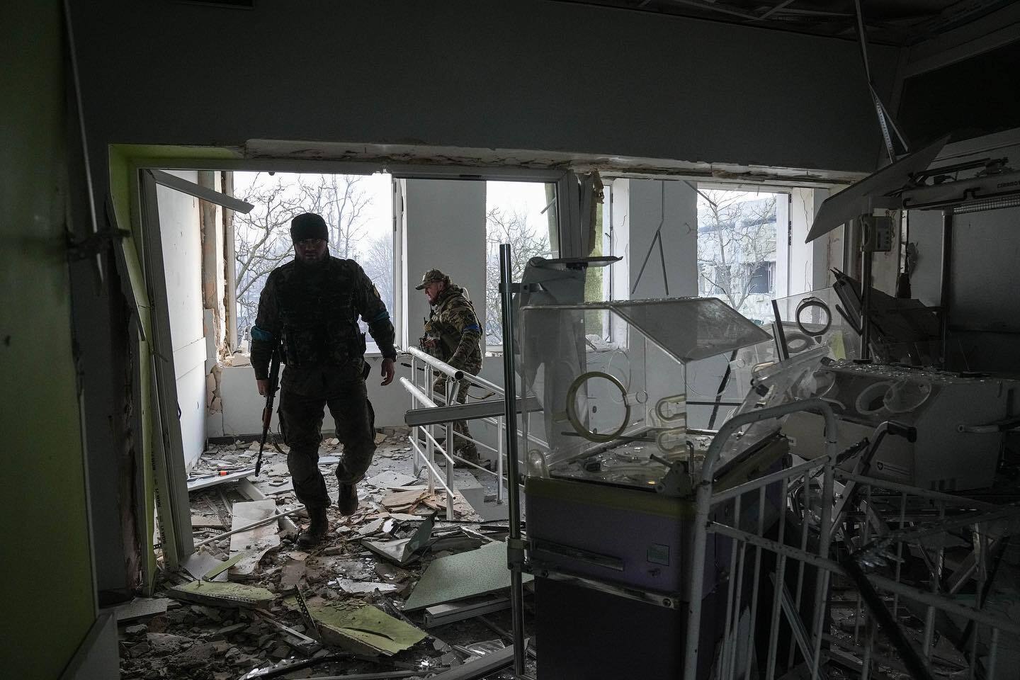 В Мариуполе оккупанты обстреляли детскую больницу с родильным отделением: много раненых. Видео