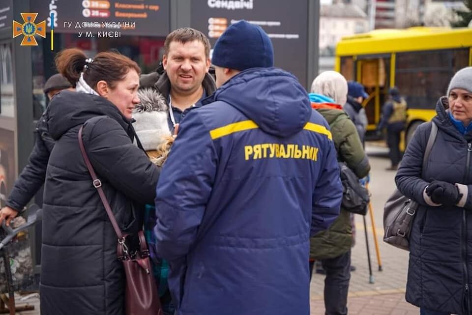 Окупанти намагалися зірвати евакуацію на Київщині: перші автобуси з людьми вже у Києві