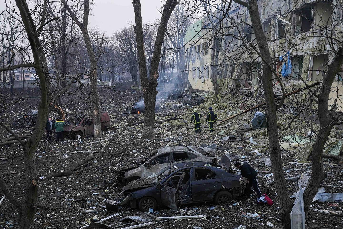 У Маріуполі окупанти обстріляли дитячу лікарню з пологовим відділенням: багато поранених. Відео