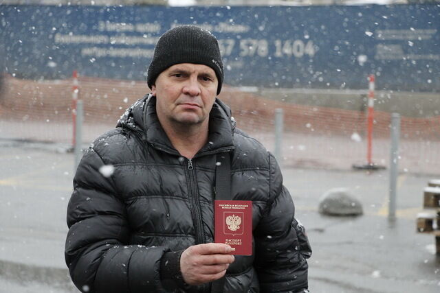 "Не слушайте Путина, он маразматик": в Днепре мужчина на площади сжег свой российский паспорт. Фото