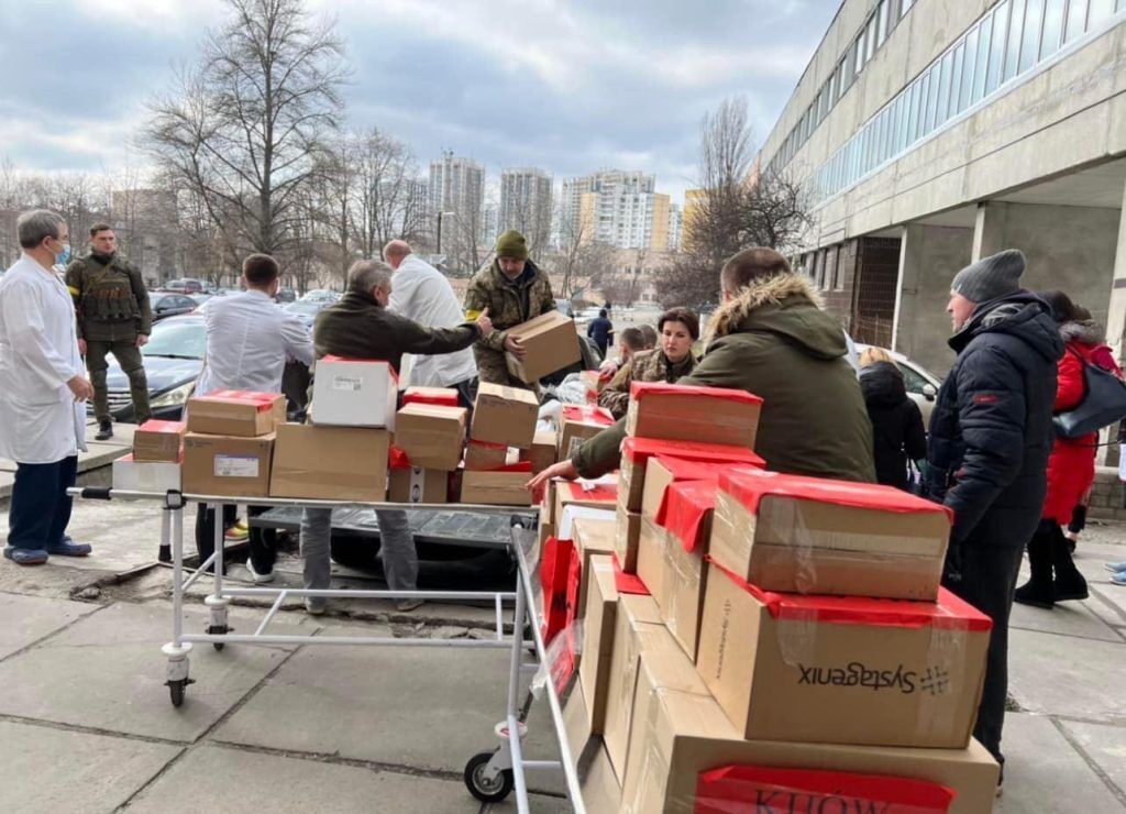 Марина Порошенко передала медсредства от польских партнеров киевской больнице скорой помощи, где лечат первых раненых