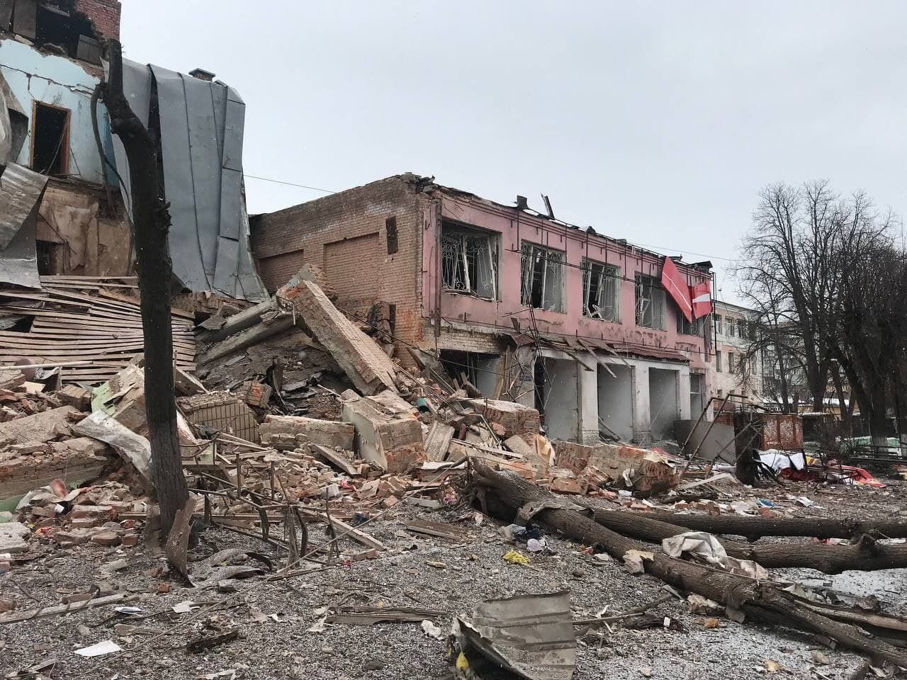 Разрушения в Ахтырке после обстрелов оккупантов.