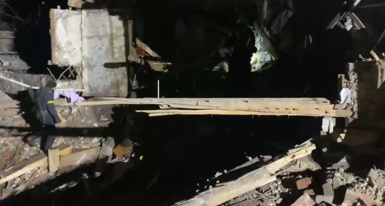 На Сумщині ворожа авіація вдарила по житлових будинках, людей рятували з-під завалів. Відео