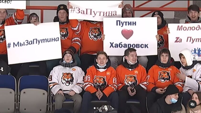 Діти з плакатами у Хабаровську.