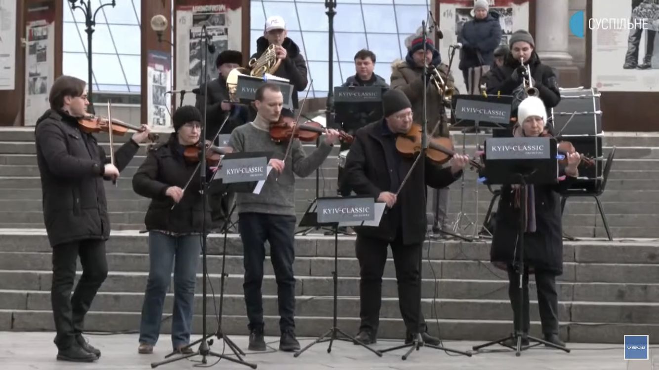 Оркестр "Киев-Классик" выступил на Майдане Незалежности с призывом закрыть небо над Украиной