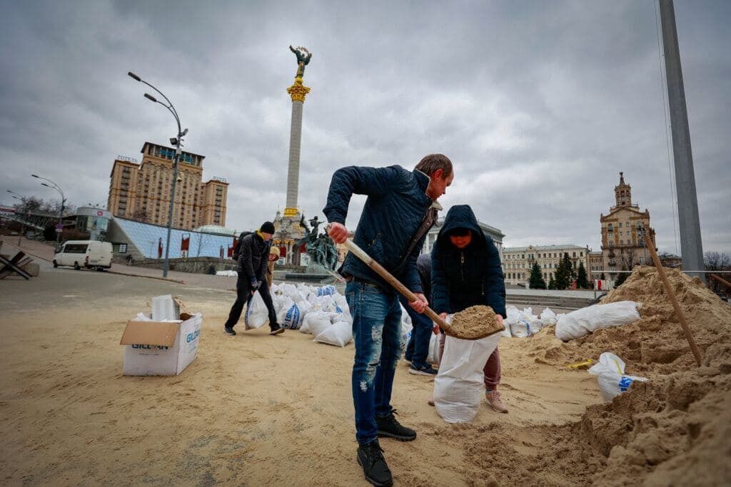 В Киеве на Майдане Незалежности построили баррикады. Фото