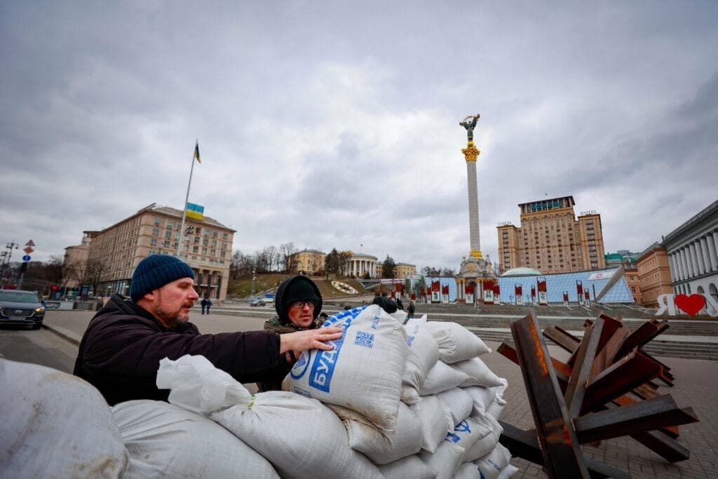 Строительство баррикад на Майдане.