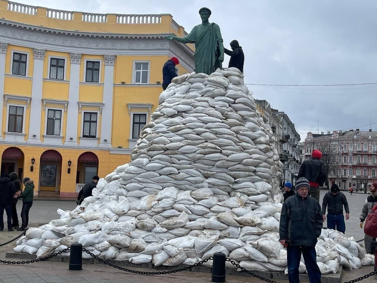 В Одессе спасают от возможных бомбежек один из символов города – памятник Дюку. Фото