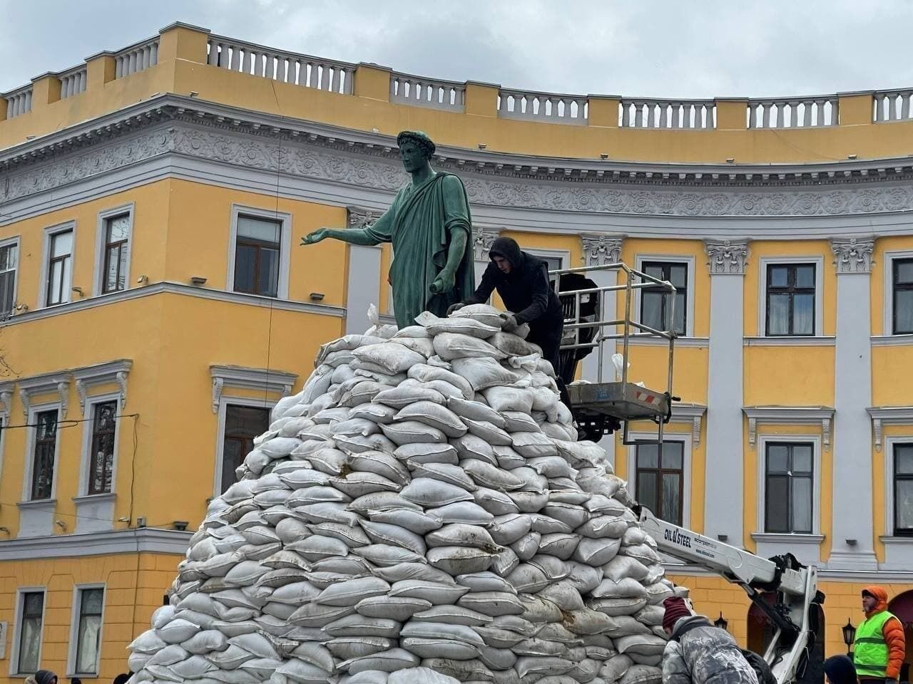 В Одесі рятують від можливих бомбардувань один із символів міста – пам'ятник Дюку. Фото