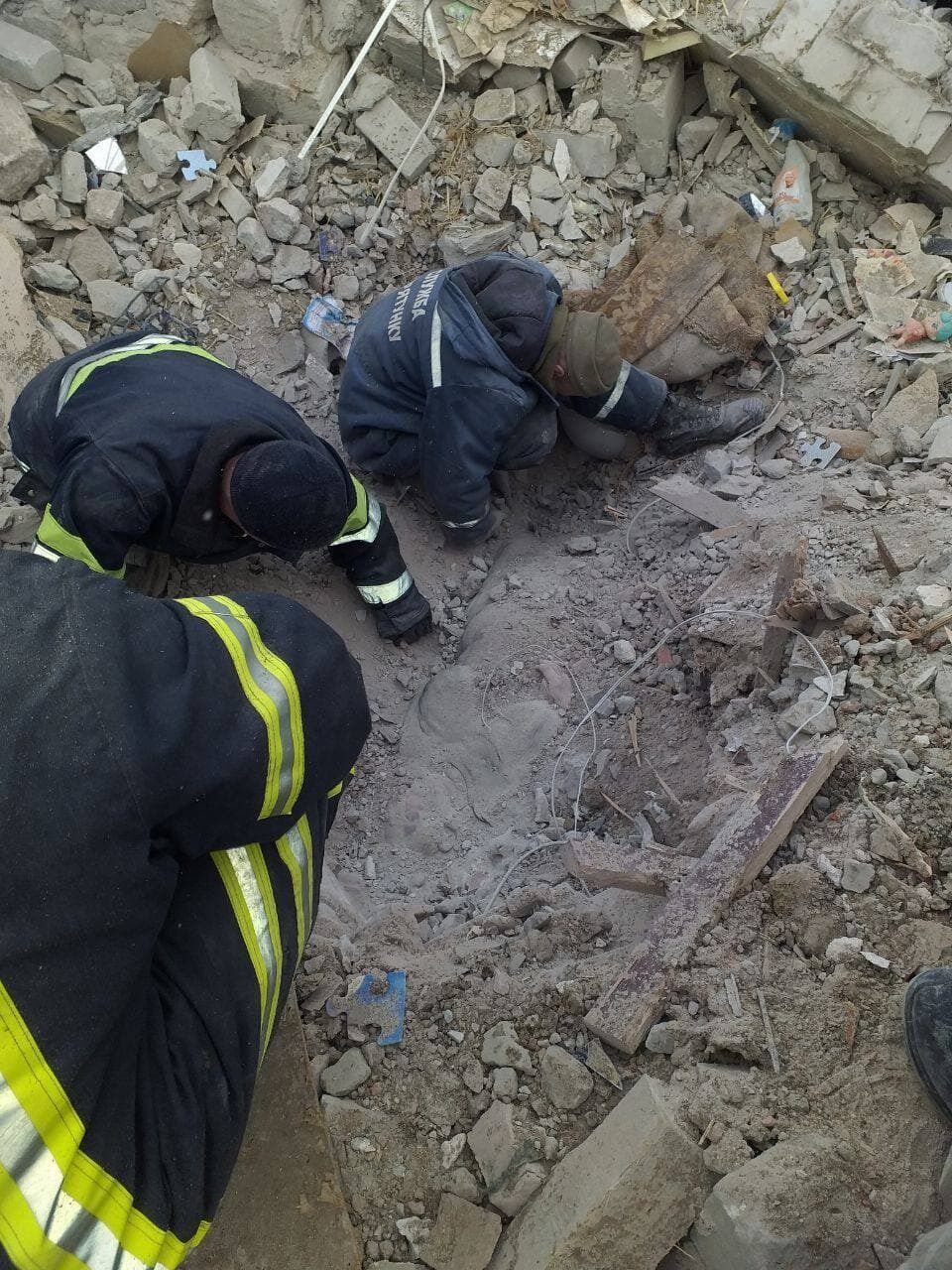На Харьковщине оккупанты убили бабушку и ее внучку: тела нашли под завалами. Фото