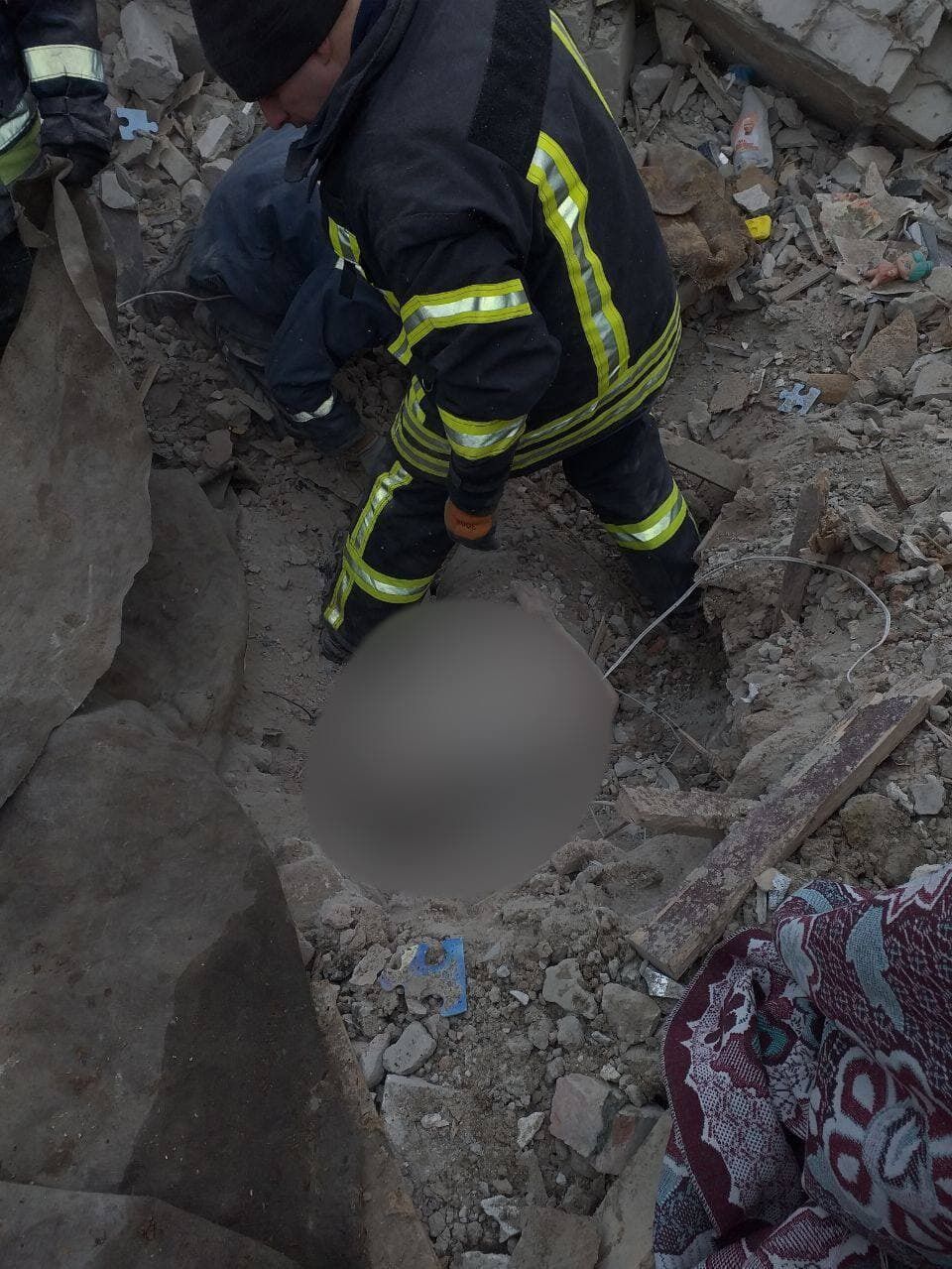На Харківщині окупанти вбили бабусю та її онучку: тіла знайшли під завалами. Фото