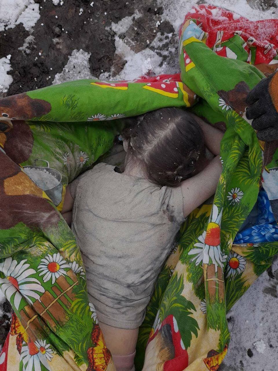 На Харківщині окупанти вбили бабусю та її онучку: тіла знайшли під завалами. Фото