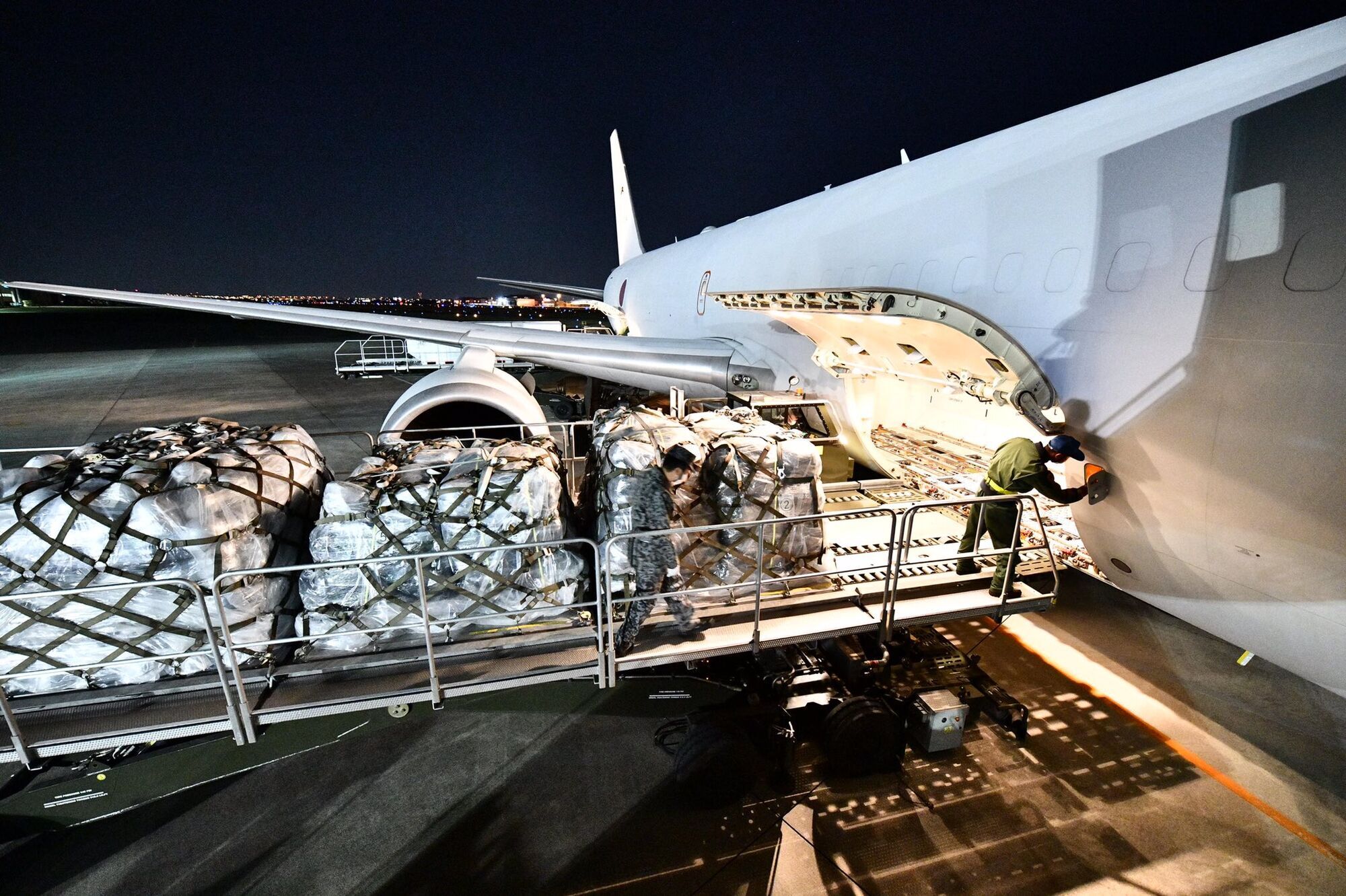 Япония оказала первую военную помощь Украине.