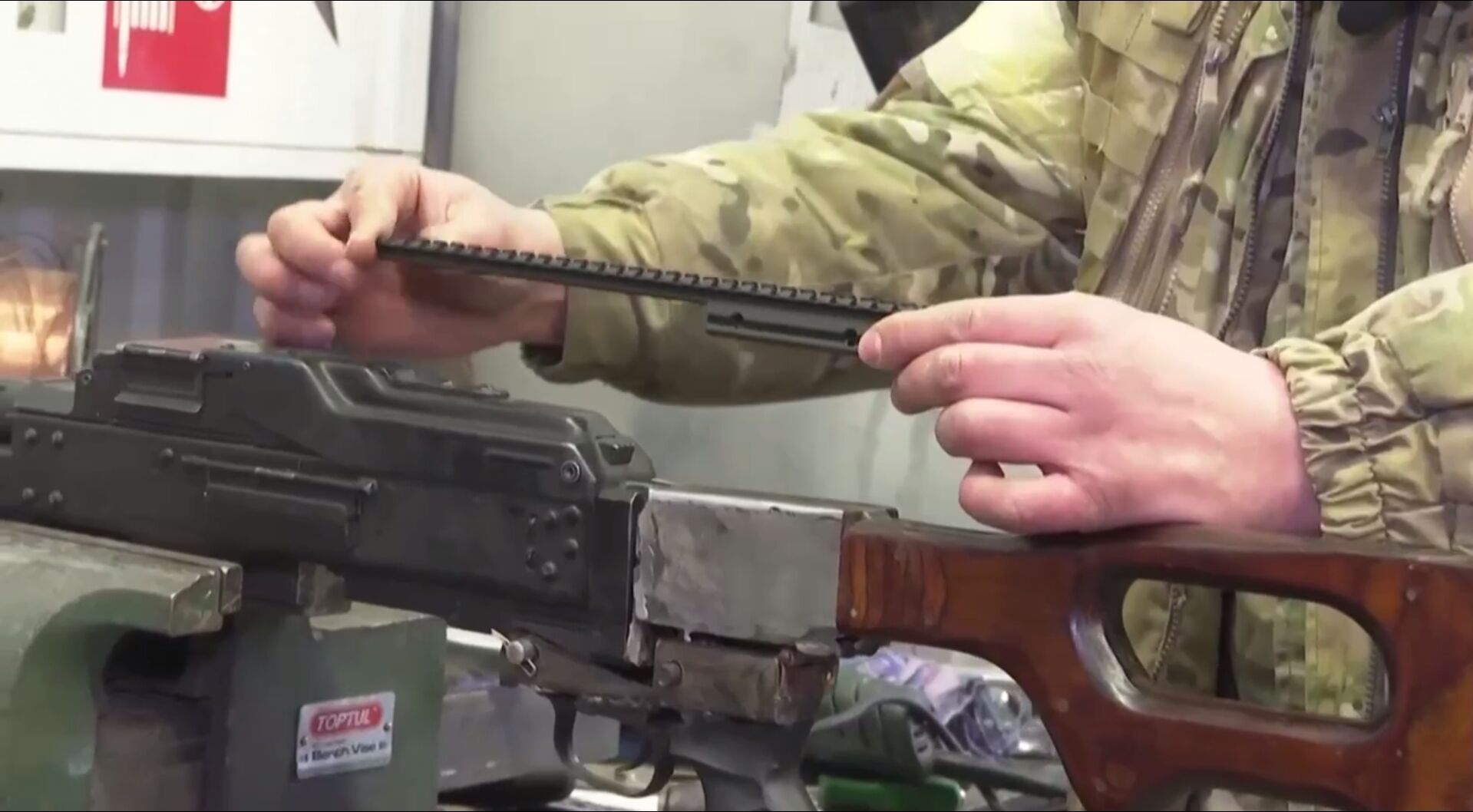 В Киеве на автосервисе начали переделывать пулеметы с техники оккупантов на ручные. Видео