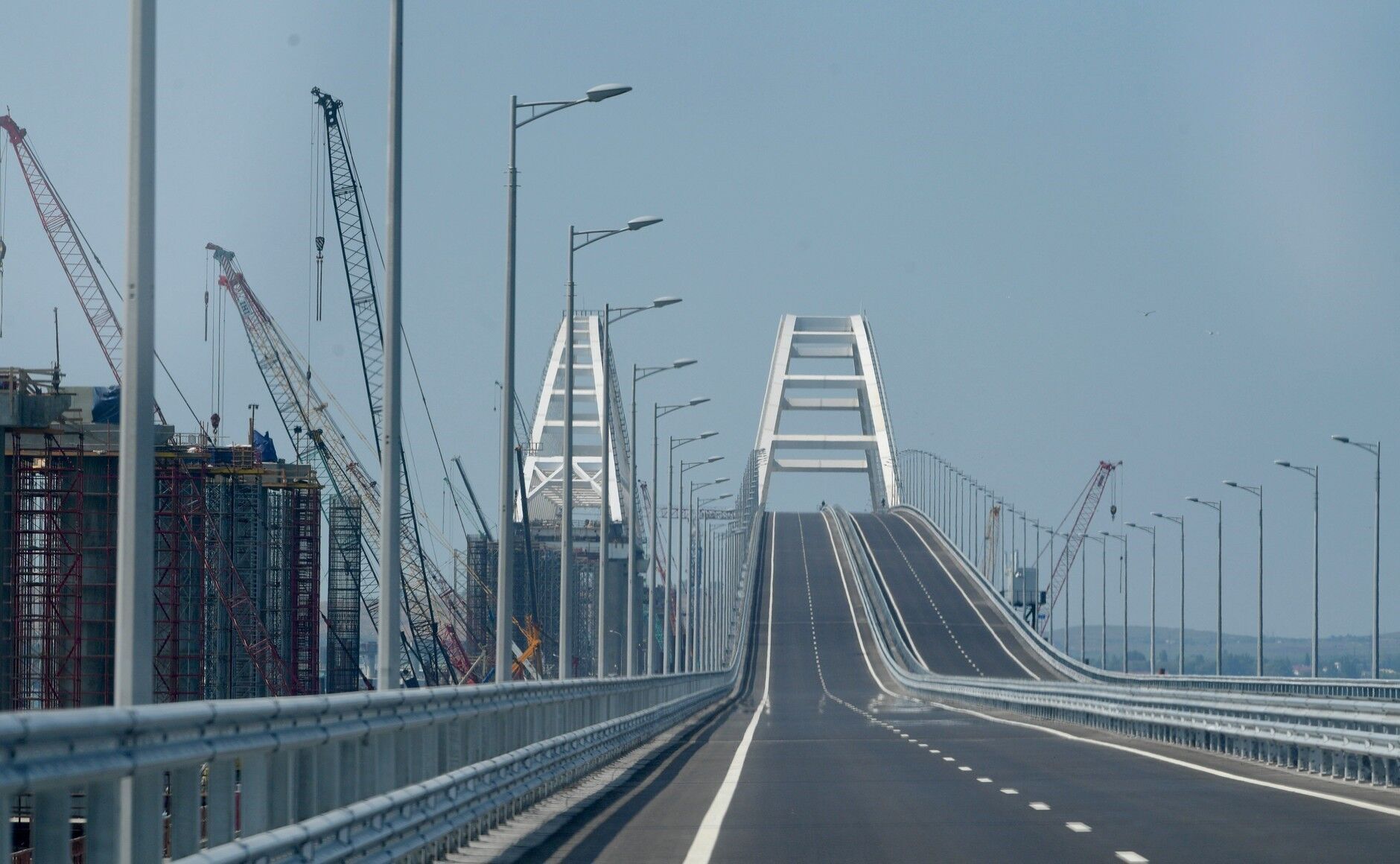 Оккупанты ограничили движение по Крымскому мосту из-за бегства россиян.