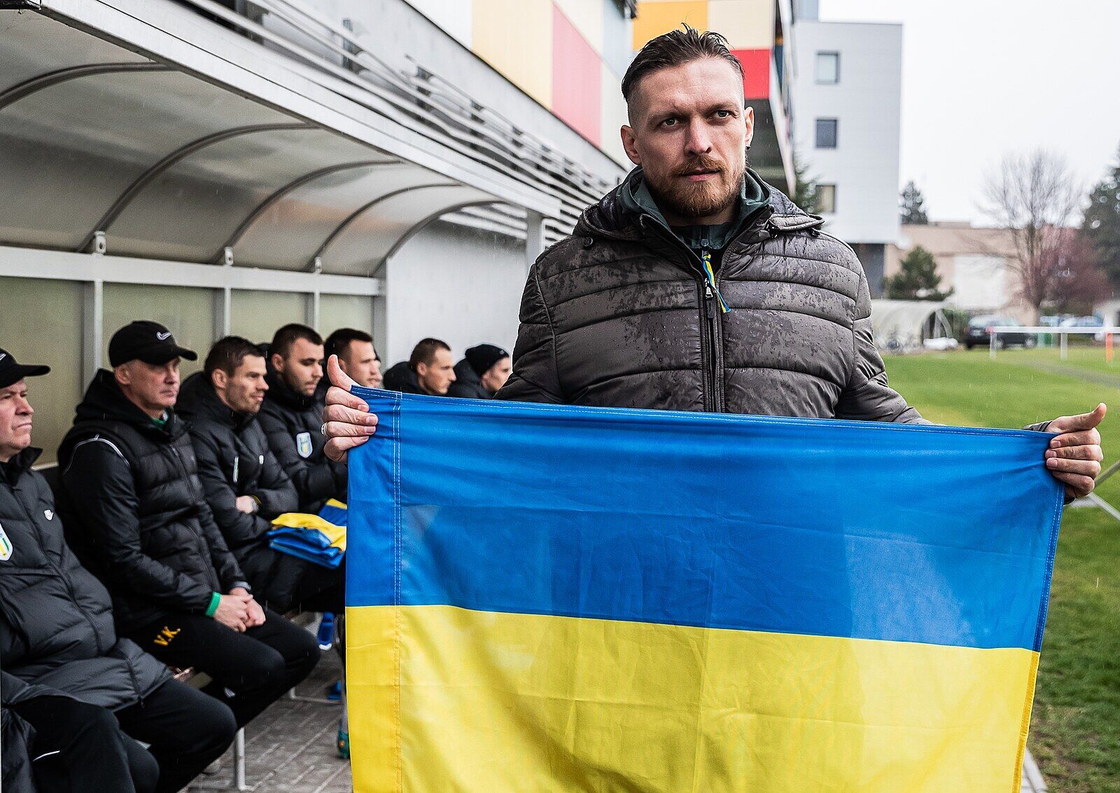 Усик в Чехии с украинским флагом.
