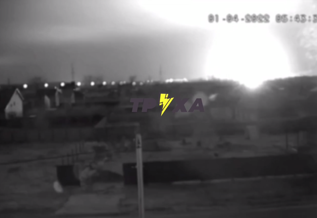 Піднялась вогняна куля: момент вибуху на нафтобазі в Бєлгороді потрапив на відео