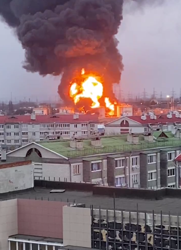 Піднялась вогняна куля: момент вибуху на нафтобазі в Бєлгороді потрапив на відео