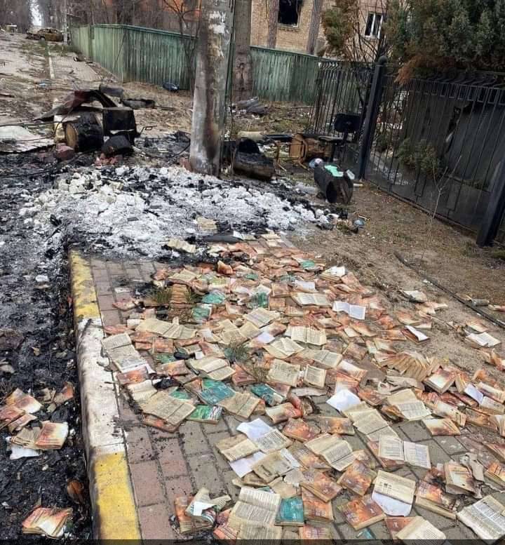 Окупанти спалили книги на одній із вулиць.