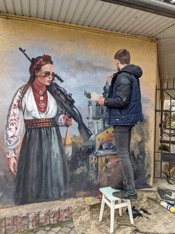 Кочановский расписывает стену .