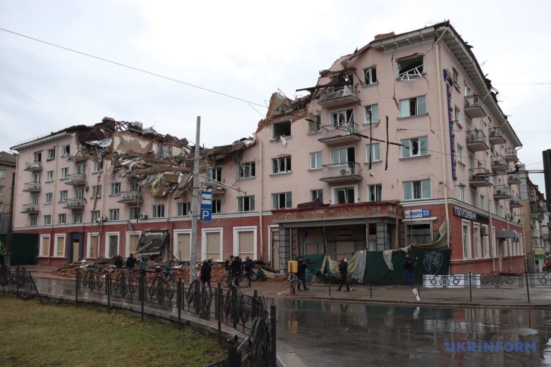 Оккупанты разрушили гостиницу "Украина"