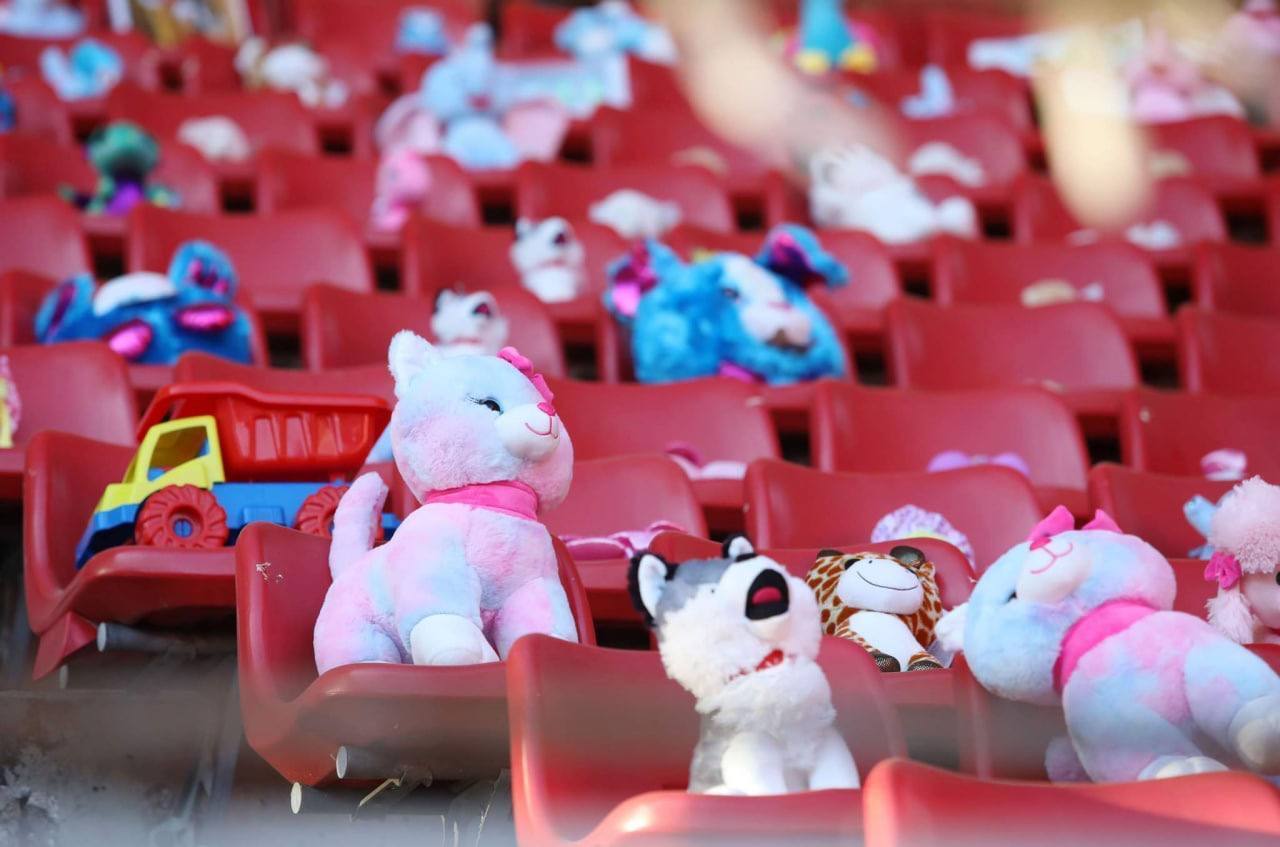 На благотворительном матче Шахтера в Греции выложили 176 игрушек в память об убитых россией детях в Украине