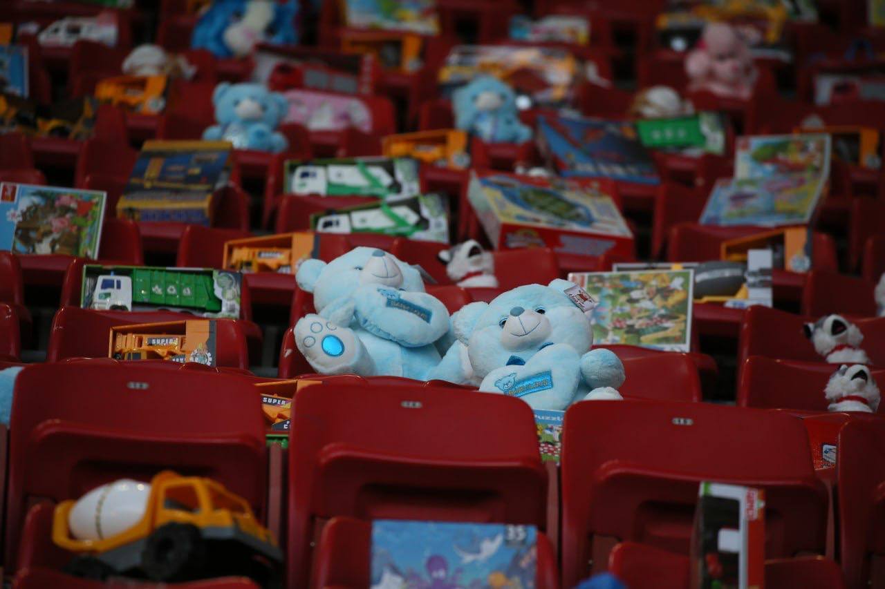 На благотворительном матче Шахтера в Греции выложили 176 игрушек в память об убитых россией детях в Украине
