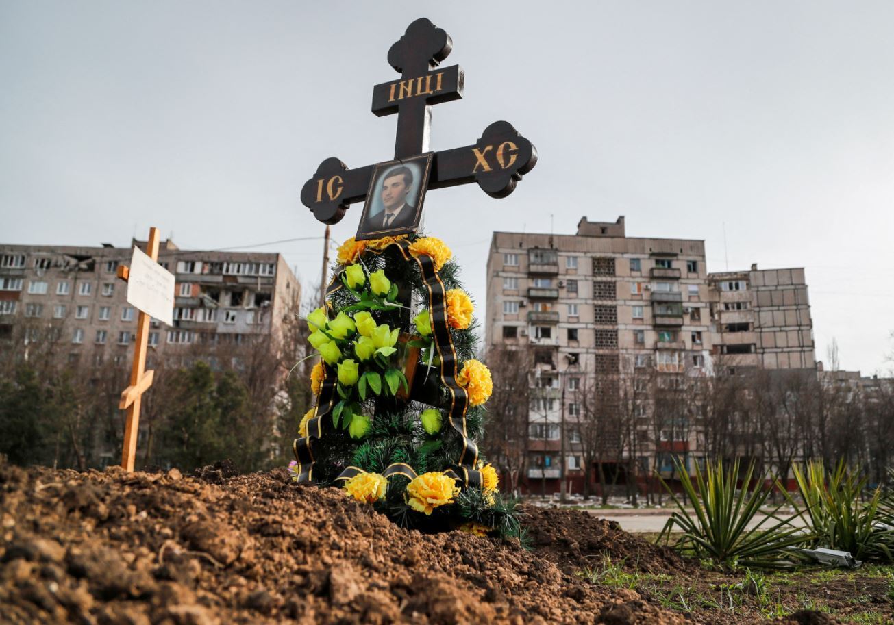 В Мариуполе убитых оккупантами людей хоронят возле домов: улицы превращаются в кладбища. Фото