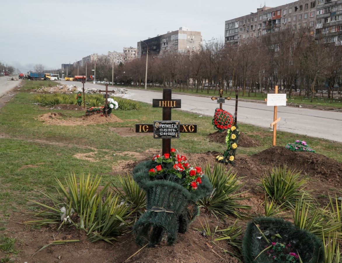 У Маріуполі вбитих окупантами людей ховають біля будинків: вулиці перетворюються на цвинтарі. Фото