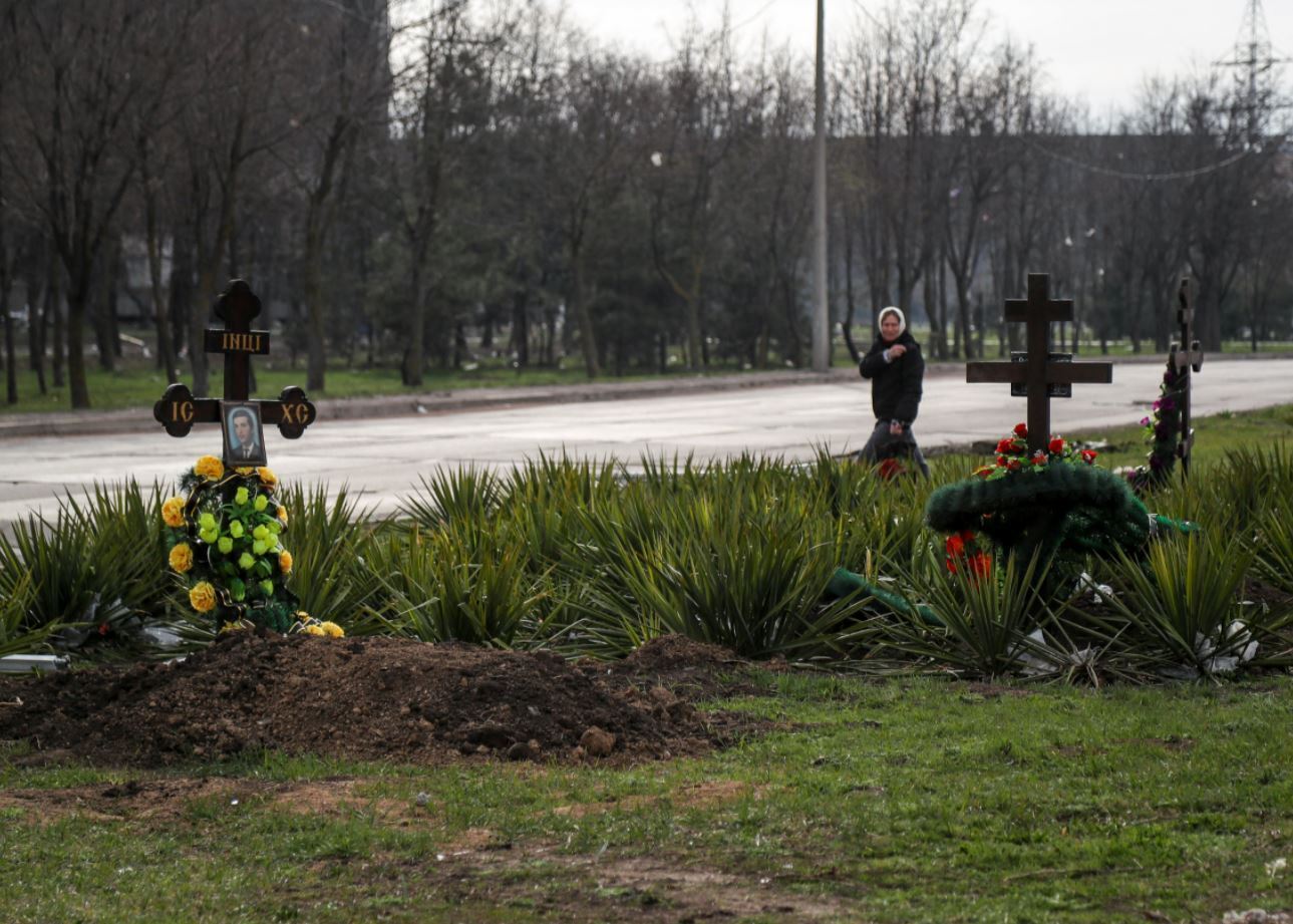 В Мариуполе убитых оккупантами людей хоронят возле домов: улицы превращаются в кладбища. Фото