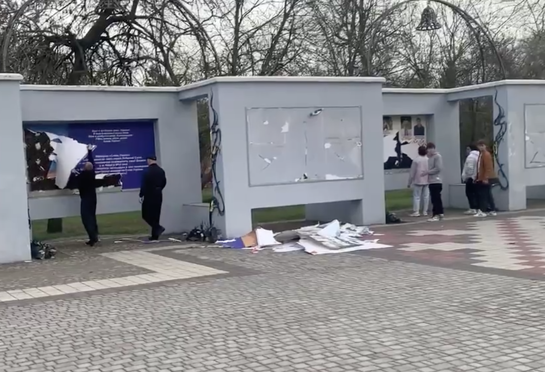 Оккупанты в Херсоне уничтожили мемориал "Слава Украине": сорвали портреты героев Небесной сотни и флаг. Фото